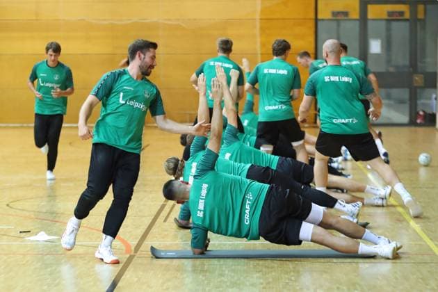 HBL1: Trainingsauftakt des SC DHfK Leipzig, 17.07.25 Lukas Binder (11, SC DHfK Leipzig) bei einer Gruppen-Übung. Handball, DAIKIN HBL, Saison 2025 2026, Trainingsauftakt des SC DHfK Leipzig am 17.07.25 in der Quarterback Immobilien Arena Leipzig Kleine Arena. Copyright: xBEAUTIFULxSPORTS JanxKaeferx