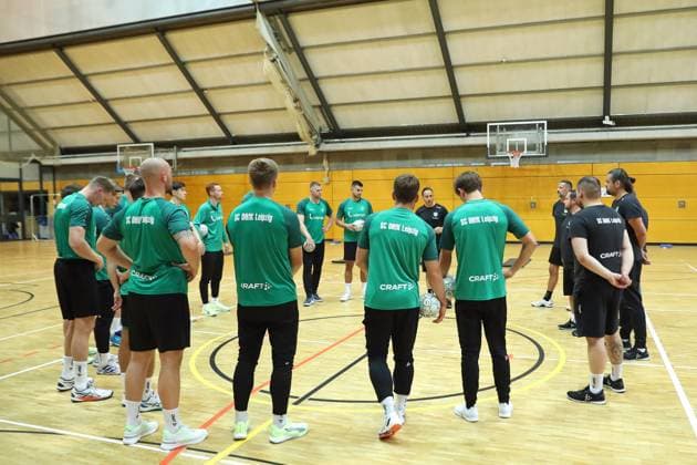 HBL1: Trainingsauftakt des SC DHfK Leipzig, 17.07.25 Ansprache von Cheftrainer Raul Alonso (SC DHfK Leipzig) im Teamkreis, Mannschaft. Handball, DAIKIN HBL, Saison 2025 2026, Trainingsauftakt des SC DHfK Leipzig am 17.07.25 in der Quarterback Immobilien Arena Leipzig Kleine Arena. Copyright: xBEAUTIFULxSPORTS JanxKaeferx