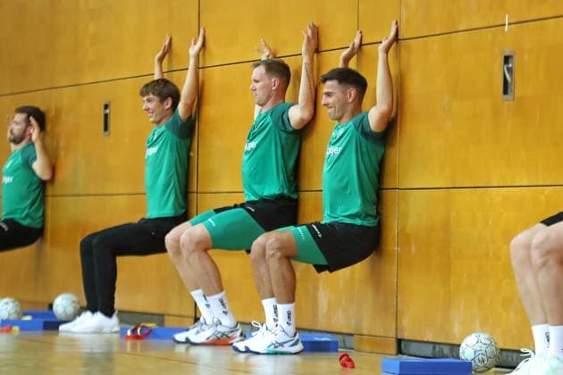 HBL1: Trainingsauftakt des SC DHfK Leipzig, 17.07.25 Adam Lönn (15, SC DHfK Leipzig mitte), rechts daneben Lucas Krzikalla (8, SC DHfK Leipzig). Handball, DAIKIN HBL, Saison 2025 2026, Trainingsauftakt des SC DHfK Leipzig am 17.07.25 in der Quarterback Immobilien Arena Leipzig Kleine Arena. Copyright: xBEAUTIFULxSPORTS JanxKaeferx