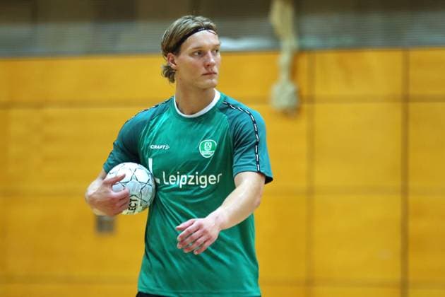 HBL1: Trainingsauftakt des SC DHfK Leipzig, 17.07.25 Blaer Hinriksson (44, SC DHfK Leipzig) mit einem Handball im Arm. Handball, DAIKIN HBL, Saison 2025 2026, Trainingsauftakt des SC DHfK Leipzig am 17.07.25 in der Quarterback Immobilien Arena Leipzig Kleine Arena. Copyright: xBEAUTIFULxSPORTS JanxKaeferx
