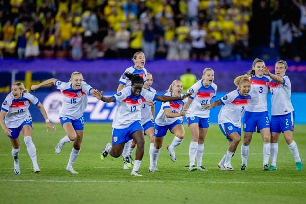 Sport Bilder des Tages Zurich, Switzerland, July 17st 2025: England Players cheers at the end of the penalty after the UEFA Womens EURO 2025 Quarter-Final match between Sweden and England at Letzigrund in Zurich, Switzerland. Philipp Kresnik (Philipp Kresnik SheKicks SPP)  Copyright: xPhilippxKresnikx xSheKicksx xSPPx spp-en-PhKrSh-1KRE1389-Verbessert-RR