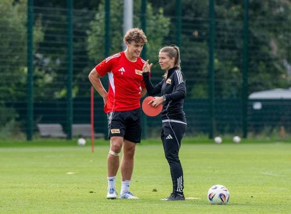 Fußball, A-Junioren, Saison 2025 2026, DFB-Nachwuchsliga 1. FC Union Berlin U19, Training, v. l. Ole Christian Kühling (U19, 1. FC Union Berlin), Trainerin Marie-Louise Eta (U19, 1. FC Union Berlin), 15.07. 2025, *** Soccer, A Juniors, Season 2025 2026, DFB Junior League 1 FC Union Berlin U19, Training, f l Ole Christian Kühling U19, 1 FC Union Berlin , Coach Marie Louise Eta U19, 1 FC Union Berlin , 15 07 2025, Copyright: xMatthiasxKochx
