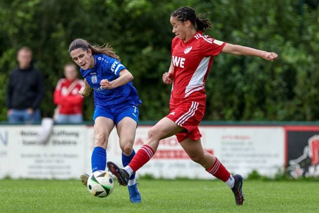 v.li.: Marie Bleil (SV Meppen, 7) und Marie Okoroh (SpVg Aurich, 24) im Zweikampf, Duell, Dynamik, Aktion, Action, Spielszene, 17.07.2025, Meppen (Deutschland), Fussball, Testspiel Frauen, SV Meppen - SpVg Aurich