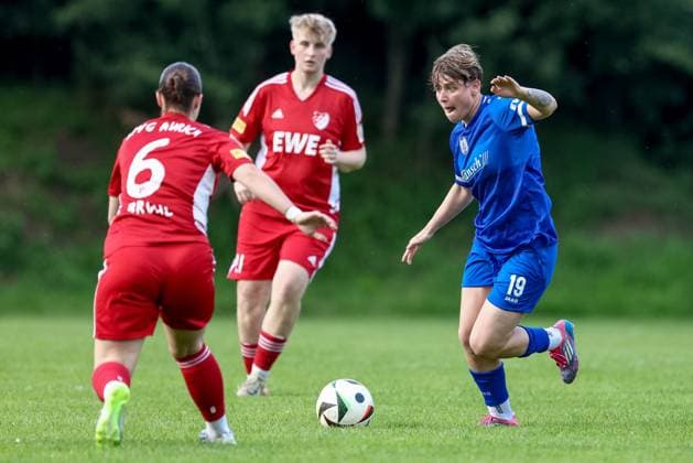 v.li.: Sina Brühl (SpVg Aurich, 6) und Lea Mauly (SV Meppen, 19) im Zweikampf, Duell, Dynamik, Aktion, Action, Spielszene, 17.07.2025, Meppen (Deutschland), Fussball, Testspiel Frauen, SV Meppen - SpVg Aurich
