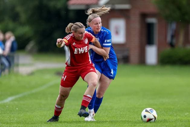 v.li.: Angelina Wunder (SpVg Aurich, 41) und Merete Drees (SV Meppen, 4) im Zweikampf, Duell, Dynamik, Aktion, Action, Spielszene, 17.07.2025, Meppen (Deutschland), Fussball, Testspiel Frauen, SV Meppen - SpVg Aurich