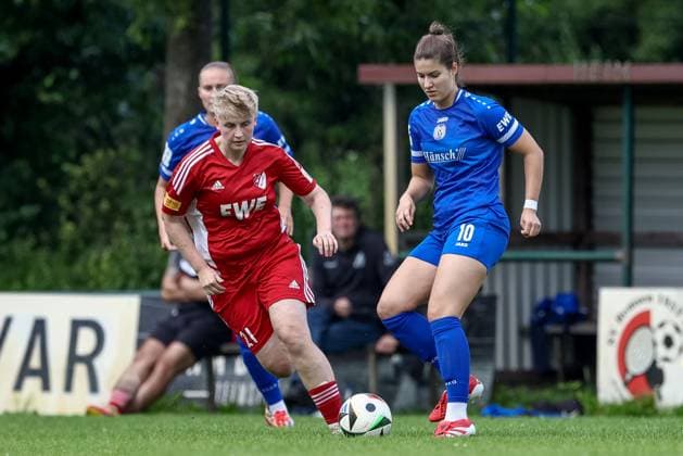 v.li.: Mareike Assing (SpVg Aurich, 21) und Anouk Blaschka (SV Meppen, 10) im Zweikampf, Duell, Dynamik, Aktion, Action, Spielszene, 17.07.2025, Meppen (Deutschland), Fussball, Testspiel Frauen, SV Meppen - SpVg Aurich