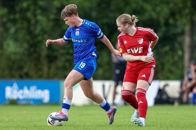 v.li.: Lea Mauly (SV Meppen, 19) und Lara-Marie Cordes (SpVg Aurich, 7) im Zweikampf, Duell, Dynamik, Aktion, Action, Spielszene, 17.07.2025, Meppen (Deutschland), Fussball, Testspiel Frauen, SV Meppen - SpVg Aurich