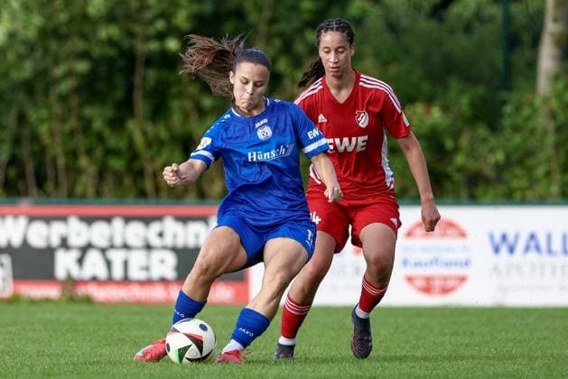 v.li.: Sarah Preuß (Preuss, SV Meppen, 11) und Marie Okoroh (SpVg Aurich, 24) im Zweikampf, Duell, Dynamik, Aktion, Action, Spielszene, 17.07.2025, Meppen (Deutschland), Fussball, Testspiel Frauen, SV Meppen - SpVg Aurich