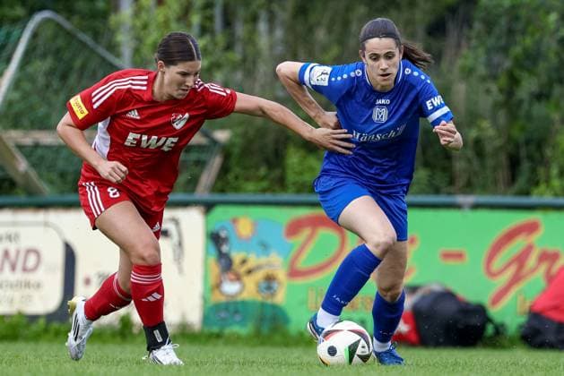 v.li.: Isabella Ruggiano (SpVg Aurich, 8) und Marie Bleil (SV Meppen, 7) im Zweikampf, Duell, Dynamik, Aktion, Action, Spielszene, 17.07.2025, Meppen (Deutschland), Fussball, Testspiel Frauen, SV Meppen - SpVg Aurich