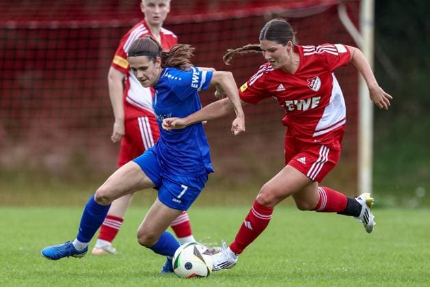 v.li.: Marie Bleil (SV Meppen, 7) und Isabella Ruggiano (SpVg Aurich, 8) im Zweikampf, Duell, Dynamik, Aktion, Action, Spielszene, 17.07.2025, Meppen (Deutschland), Fussball, Testspiel Frauen, SV Meppen - SpVg Aurich
