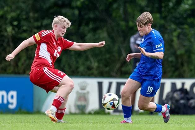 v.li.: Mareike Assing (SpVg Aurich, 21) und Lea Mauly (SV Meppen, 19) im Zweikampf, Duell, Dynamik, Aktion, Action, Spielszene, 17.07.2025, Meppen (Deutschland), Fussball, Testspiel Frauen, SV Meppen - SpVg Aurich