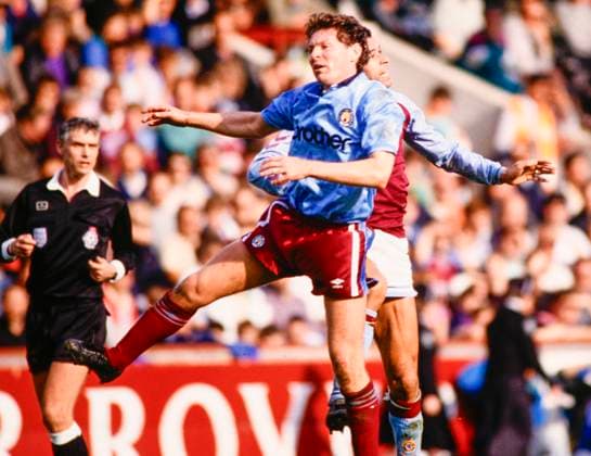 900401 Football, Barclays League Division 1 1989-1990, Aston Villa - Manchester City: Manchester Citys Clive Allen against Aston Villas Paul McGrath. Photo: BILDBYRAN D161_14 *** 900401 Football, Barclays League Division 1 1989 1990, Aston Villa Manchester City Manchester Citys Clive Allen against Aston Villas Paul McGrath Photo BILDBYRAN D161 14  Copyright: BILDBYRAN BB900401BB045