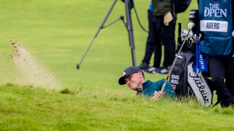 PORTRUSH, NORDIRLAND 20250718 Ludvig Aberg, Sverige, spelar sig ur fairwaybunkern pa det andra halet pa fredagen i The Open Golf herrar. Foto Christer Höglund TT Kod: 40750 PORTRUSH STORBRITANNIEN x40750x
