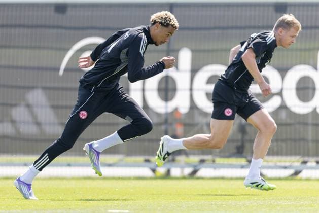 Training Eintracht Frankfurt Hugo Ekitike (Eintracht Frankfurt, 11) sprintet, rechts im Hintergrund Jonathan Burkardt, Jonny Burkardt (Eintracht Frankfurt, 9). Training von Eintracht Frankfurt am 18. Juli 2025 im Deutsche Bank Park in Frankfurt am Main., Frankfurt am Main Hessen Deutschland Deutsche Bank Park