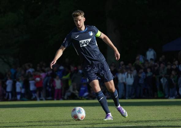 Testspiel, Sportfreunde Lauffen vs TSG Hoffenheim 16.07.2025, Sportplatz Lauffen am Neckar, Lauffen, Testspiel, Sportfreunde Lauffen vs TSG Hoffenheim , im Bild Anton Stach (Hoffenheim)