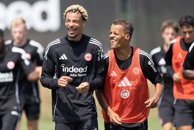 Training Eintracht Frankfurt Hugo Ekitike (Eintracht Frankfurt, 11) und Timothy Chandler (Eintracht Frankfurt, 22) sind beim abschließenden Auslaufen bester Laune. Training von Eintracht Frankfurt am 18. Juli 2025 im Deutsche Bank Park in Frankfurt am Main., Frankfurt am Main Hessen Deutschland Deutsche Bank Park *** Training Eintracht Frankfurt Hugo Ekitike Eintracht Frankfurt, 11 and Timothy Chandler Eintracht Frankfurt, 22 are in a good mood during the final training session of Eintracht Frankfurt on July 18, 2025 at Deutsche Bank Park in Frankfurt am Main , Frankfurt am Main Hessen Germany Deutsche Bank Park