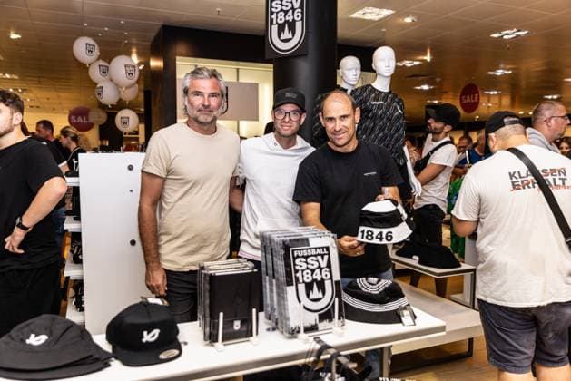 Fussball, Saison 2025 2026, 3. Liga, Eröffnung Fanshop SSV Ulm 1846 Fußball im Galeria Kaufhof in der Ulmer Innenstadt Vorstellung Auswärtstrikot Saison 2025 2026, 17.07.2025 17.07.2025, Fussball, Saison 2025 2026, 3. Liga, Eröffnung Fanshop SSV Ulm 1846 Fußball im Galeria Kaufhof in der Ulmer Innenstadt Vorstellung Auswärtstrikot Saison 2025 2026, das Trainerteam des SSV Ulm 1846 Fußball besuchte privat die Eröffnung des neuen Fanshops. v.l. Neuzugang Co-Trainer Matthias Lust (SSV Ulm 1846 Fußball), Neuzugang Co-Trainer Videoanalyse Christoph Kappel (SSV Ulm 1846 Fußball), Trainer Robert Lechleiter (SSV Ulm 1846 Fußball) Foto: Lucca Fundel Ulm Galeria Kaufhof Baden-Württemberg Deutschland