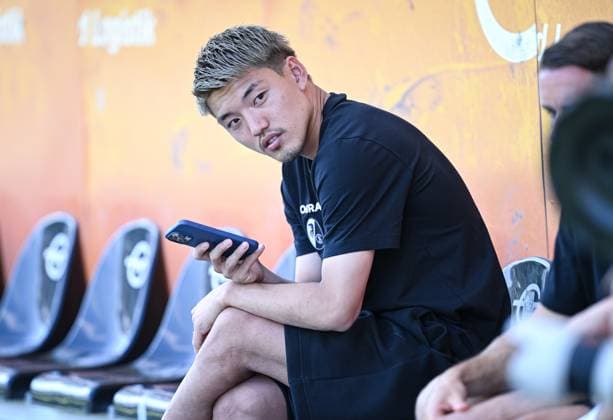Fussball 1. Bundesliga 2025 2026 Testspiel 18.07.2025 SCR Altach - SC Freiburg Ritsu Doan (SC Freiburg) mit Handy vor dem Spiel auf der Bank