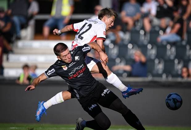 Fussball 1. Bundesliga 2025 2026 Testspiel 18.07.2025 SCR Altach - SC Freiburg Ritsu Doan (oben, SC Freiburg) gegen Leonardo Lukacevic (li unten, SCR Altach) und