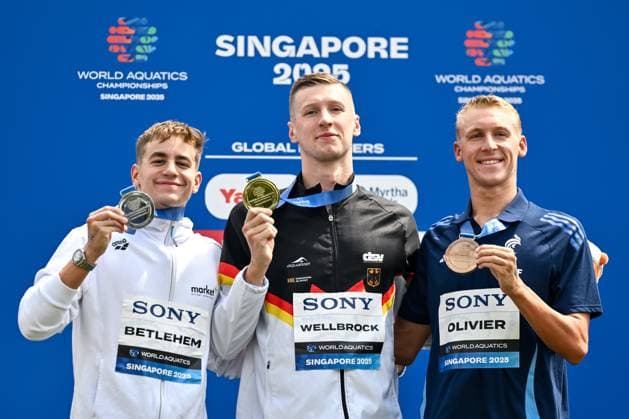 Sport Bilder des Tages David Betlehem of Hungary, silver, Florian Wellbrock of Germany, gold, Marc-Antoine Olivier of France, bronze show the medals after competing in the open water swimming 3km Knockout Men during the 22nd World Aquatics Championships at Sentosa in Singapore (Singapore), July 19, 2025. Andrea Masini