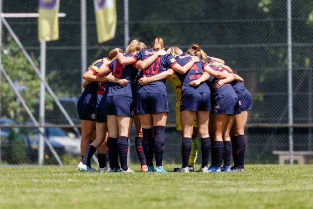 Team (FC Red Bull Salzburg), Spielerkreis beim Spiel FFC Wacker München v FC Red Bull Salzburg, Fußball, Frauen, Regionalliga Süd, 2025 2026, Testspiel am 19.07.2025 in Fürstenfeldbruck, Stadion a. d. Klosterstraße. Bayern Deutschland