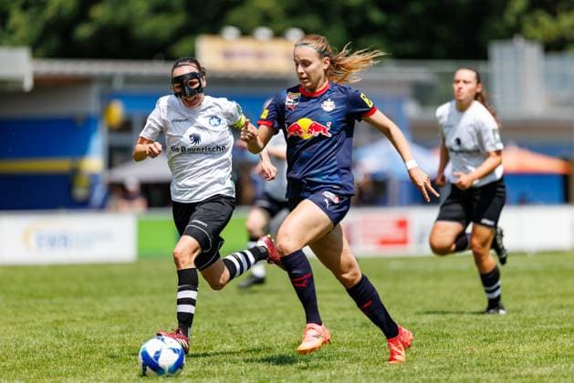 Sonja Kolb (12, FFC Wacker München) und Emelie Kobler (22, FC Red Bull Salzburg) beim Spiel FFC Wacker München v FC Red Bull Salzburg, Fußball, Frauen, Regionalliga Süd, 2025 2026, Testspiel am 19.07.2025 in Fürstenfeldbruck, Stadion a. d. Klosterstraße. Bayern Deutschland