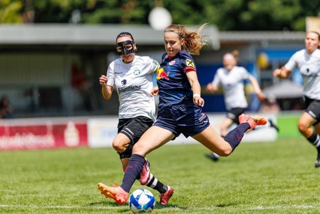 Emelie Kobler (22, FC Red Bull Salzburg) und Sonja Kolb (12, FFC Wacker München) beim Spiel FFC Wacker München v FC Red Bull Salzburg, Fußball, Frauen, Regionalliga Süd, 2025 2026, Testspiel am 19.07.2025 in Fürstenfeldbruck, Stadion a. d. Klosterstraße. Bayern Deutschland