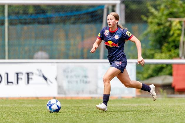 Julia Grünwald (38, FC Red Bull Salzburg) beim Spiel FFC Wacker München v FC Red Bull Salzburg, Fußball, Frauen, Regionalliga Süd, 2025 2026, Testspiel am 19.07.2025 in Fürstenfeldbruck, Stadion a. d. Klosterstraße. Bayern Deutschland