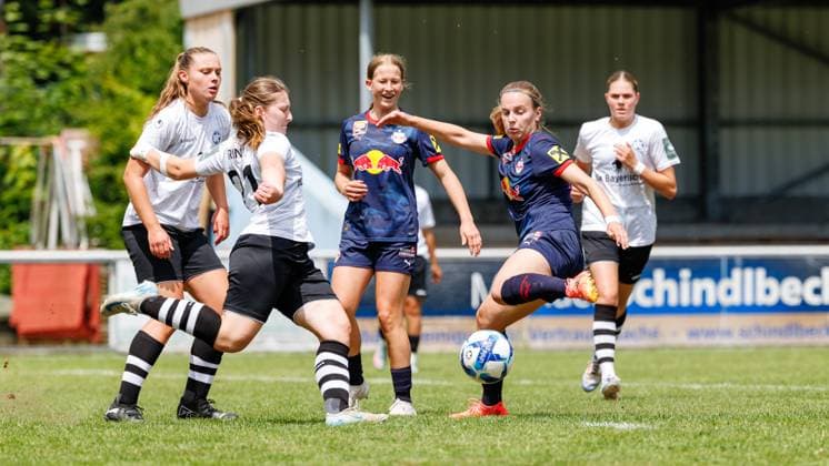Irini Gkasimpagiazova (21, FFC Wacker München) und Emelie Kobler (22, FC Red Bull Salzburg) beim Spiel FFC Wacker München v FC Red Bull Salzburg, Fußball, Frauen, Regionalliga Süd, 2025 2026, Testspiel am 19.07.2025 in Fürstenfeldbruck, Stadion a. d. Klosterstraße. Bayern Deutschland