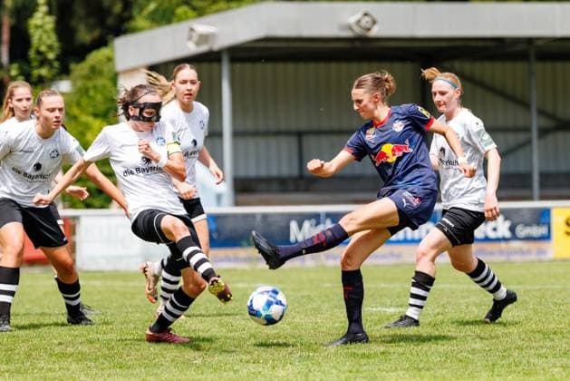 Carolin Gragger (13, FC Red Bull Salzburg) und Sonja Kolb (12, FFC Wacker München) beim Spiel FFC Wacker München v FC Red Bull Salzburg, Fußball, Frauen, Regionalliga Süd, 2025 2026, Testspiel am 19.07.2025 in Fürstenfeldbruck, Stadion a. d. Klosterstraße. Bayern Deutschland