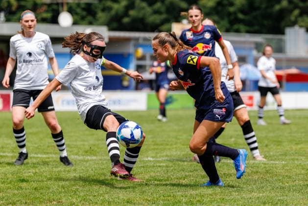 Tina Krassnig (17, FC Red Bull Salzburg) und Sonja Kolb (12, FFC Wacker München) beim Spiel FFC Wacker München v FC Red Bull Salzburg, Fußball, Frauen, Regionalliga Süd, 2025 2026, Testspiel am 19.07.2025 in Fürstenfeldbruck, Stadion a. d. Klosterstraße. Bayern Deutschland