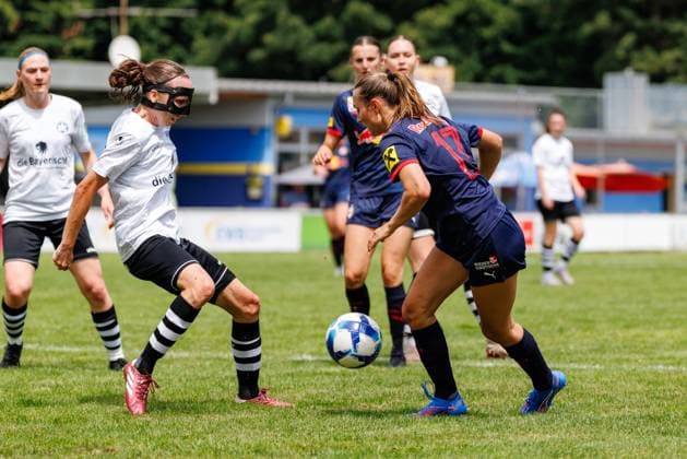 Sonja Kolb (12, FFC Wacker München) und Tina Krassnig (17, FC Red Bull Salzburg) beim Spiel FFC Wacker München v FC Red Bull Salzburg, Fußball, Frauen, Regionalliga Süd, 2025 2026, Testspiel am 19.07.2025 in Fürstenfeldbruck, Stadion a. d. Klosterstraße. Bayern Deutschland