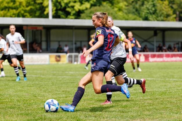 Tina Krassnig (17, FC Red Bull Salzburg) beim Spiel FFC Wacker München v FC Red Bull Salzburg, Fußball, Frauen, Regionalliga Süd, 2025 2026, Testspiel am 19.07.2025 in Fürstenfeldbruck, Stadion a. d. Klosterstraße. Bayern Deutschland
