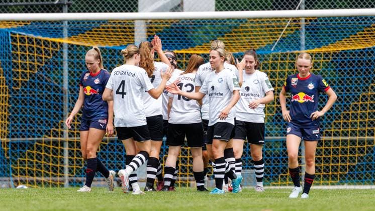 Team (FFC Wacker München) Tor zum 1 : 0 beim Spiel FFC Wacker München v FC Red Bull Salzburg, Fußball, Frauen, Regionalliga Süd, 2025 2026, Testspiel am 19.07.2025 in Fürstenfeldbruck, Stadion a. d. Klosterstraße. Bayern Deutschland