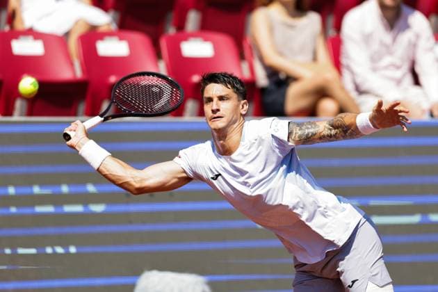 BASTAD, SVERIGE 20250719 Camilo Ugo Carabelli, Argentina, under lördagens semifinal mellan Camilo Ugo Carabelli, Argentina, och Jesper de Jong, Nederländerna, i herrarnas dubbel under tennisturneringen Nordea Open i Bastad. BASTAD SVERIGE x9200x