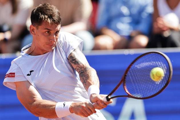 BASTAD, SVERIGE 20250719 Camilo Ugo Carabelli, Argentina, under lördagens semifinal mellan Camilo Ugo Carabelli, Argentina, och Jesper de Jong, Nederländerna, i herrarnas dubbel under tennisturneringen Nordea Open i Bastad. BASTAD SVERIGE x9200x