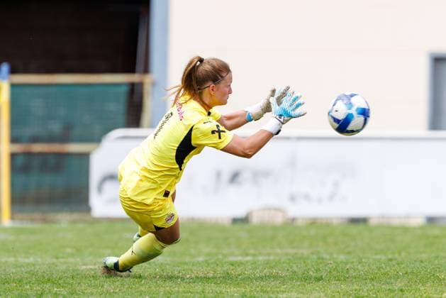 Lara Ritter (1, FC Red Bull Salzburg), hält den Freistoß sicher beim Spiel FFC Wacker München v FC Red Bull Salzburg, Fußball, Frauen, Regionalliga Süd, 2025 2026, Testspiel am 19.07.2025 in Fürstenfeldbruck, Stadion a. d. Klosterstraße. Bayern Deutschland
