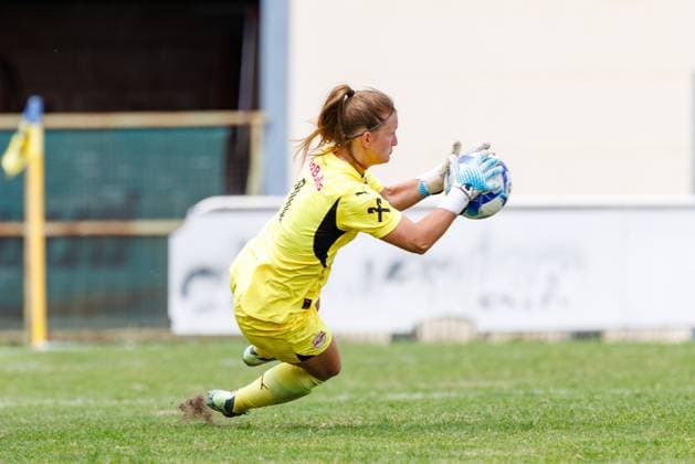 Lara Ritter (1, FC Red Bull Salzburg), hält den Freistoß sicher beim Spiel FFC Wacker München v FC Red Bull Salzburg, Fußball, Frauen, Regionalliga Süd, 2025 2026, Testspiel am 19.07.2025 in Fürstenfeldbruck, Stadion a. d. Klosterstraße. Bayern Deutschland