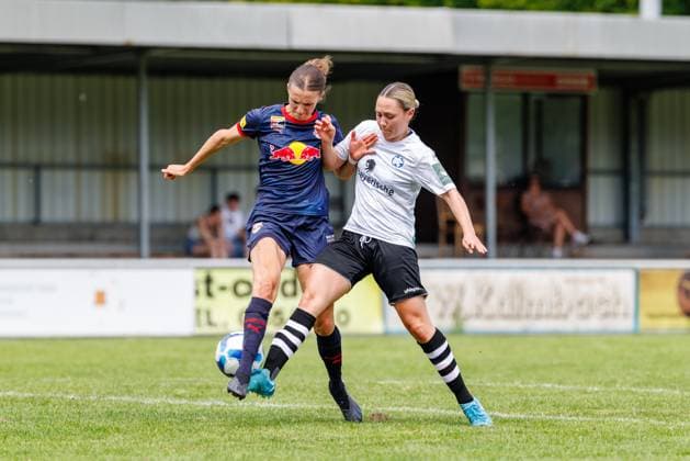 Carolin Gragger (13, FC Red Bull Salzburg) und Larissa Galvez Estrada (32, FFC Wacker München) beim Spiel FFC Wacker München v FC Red Bull Salzburg, Fußball, Frauen, Regionalliga Süd, 2025 2026, Testspiel am 19.07.2025 in Fürstenfeldbruck, Stadion a. d. Klosterstraße. Bayern Deutschland