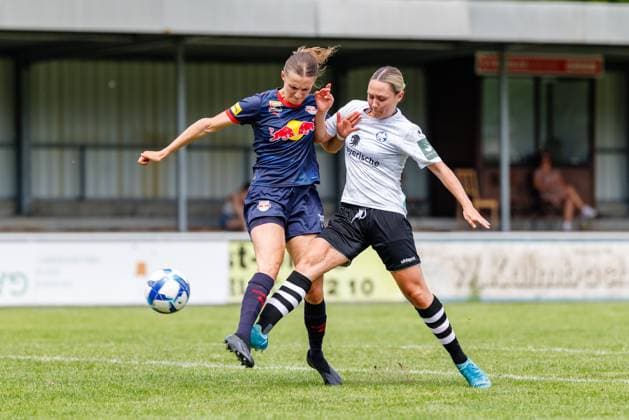 Carolin Gragger (13, FC Red Bull Salzburg) und Larissa Galvez Estrada (32, FFC Wacker München) beim Spiel FFC Wacker München v FC Red Bull Salzburg, Fußball, Frauen, Regionalliga Süd, 2025 2026, Testspiel am 19.07.2025 in Fürstenfeldbruck, Stadion a. d. Klosterstraße. Bayern Deutschland
