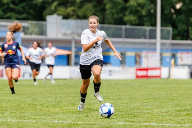 Sophie Marten (23, FFC Wacker München) beim Spiel FFC Wacker München v FC Red Bull Salzburg, Fußball, Frauen, Regionalliga Süd, 2025 2026, Testspiel am 19.07.2025 in Fürstenfeldbruck, Stadion a. d. Klosterstraße. Bayern Deutschland