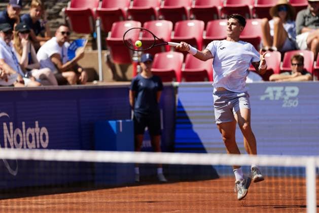 BASTAD, SVERIGE 20250719 Camilo Ugo Carabelli, Argentina, under lördagens semifinal mellan Camilo Ugo Carabelli, Argentina, och Jesper de Jong, Nederländerna, i herrarnas dubbel under tennisturneringen Nordea Open i Bastad. BASTAD SVERIGE x9200x