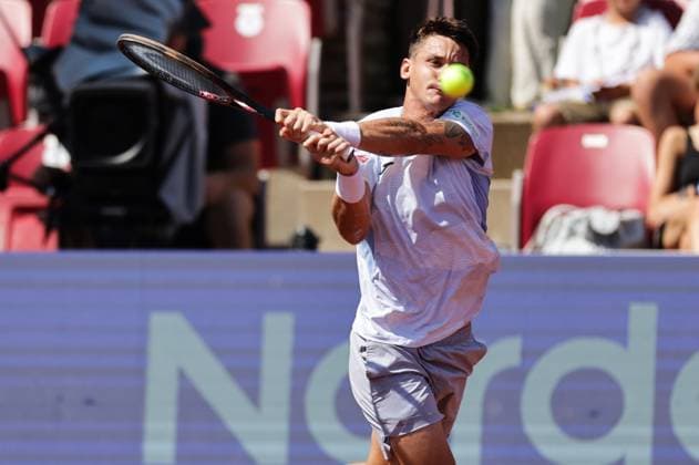 BASTAD, SVERIGE 20250719 Camilo Ugo Carabelli, Argentina, under lördagens semifinal mellan Camilo Ugo Carabelli, Argentina, och Jesper de Jong, Nederländerna, i herrarnas dubbel under tennisturneringen Nordea Open i Bastad. BASTAD SVERIGE x9200x