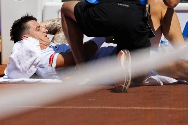 BASTAD, SWEDEN 20250719 Camilo Ugo Carabelli, Argentina, receives medical treatment during Saturday s semifinal between Camilo Ugo Carabelli, Argentina, and Jesper de Jong, Netherlands, in the men s singles at the Nordea Open tennis tournament in Bastad. BASTAD SWEDEN x9200x