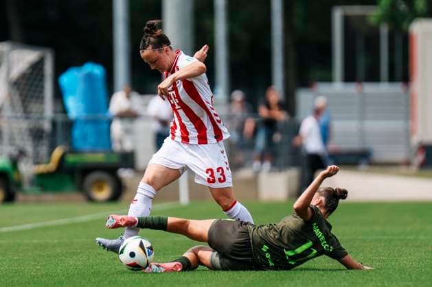 Testspiel: 1.FC Köln- OH Leuven; 19.07.2025 Marina Hegering (1. FC Köln, 33) im Zweikampf mit Faye Lammertijn (OH Leuven Women, 1)1 beim Testspiel: 1.FC Köln- OH Leuven; Köln, Geißbockheim am 19.07.2025 Copyright: xBEAUTIFULxSPORTS Freisenx