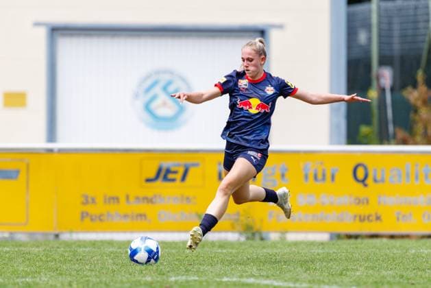 Emily Schimm (29, FC Red Bull Salzburg) beim Spiel FFC Wacker München v FC Red Bull Salzburg, Fußball, Frauen, Regionalliga Süd, 2025 2026, Testspiel am 19.07.2025 in Fürstenfeldbruck, Stadion a. d. Klosterstraße. Bayern Deutschland