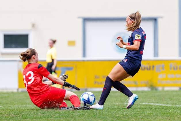 Leyla Gervalla (33, FFC Wacker München) und Vina Crnoja (7, FC Red Bull Salzburg) beim Spiel FFC Wacker München v FC Red Bull Salzburg, Fußball, Frauen, Regionalliga Süd, 2025 2026, Testspiel am 19.07.2025 in Fürstenfeldbruck, Stadion a. d. Klosterstraße. Bayern Deutschland