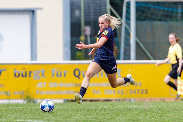 Emily Schimm (29, FC Red Bull Salzburg) beim Spiel FFC Wacker München v FC Red Bull Salzburg, Fußball, Frauen, Regionalliga Süd, 2025 2026, Testspiel am 19.07.2025 in Fürstenfeldbruck, Stadion a. d. Klosterstraße. Bayern Deutschland