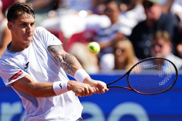 BASTAD, SVERIGE 20250719 Camilo Ugo Carabelli, Argentina, under lördagens semifinal mellan Camilo Ugo Carabelli, Argentina, och Jesper de Jong, Nederländerna, i herrarnas singel under tennisturneringen Nordea Open i Bastad. BASTAD SVERIGE x9200x