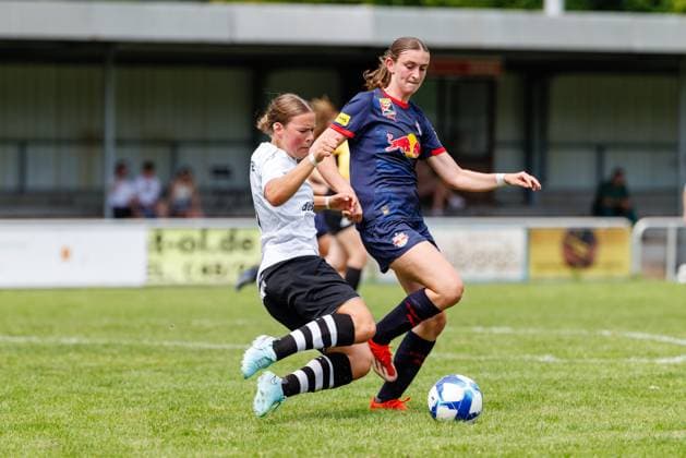 Jana Schuster (6, FFC Wacker München) und Greta Spinn (8, FC Red Bull Salzburg) beim Spiel FFC Wacker München v FC Red Bull Salzburg, Fußball, Frauen, Regionalliga Süd, 2025 2026, Testspiel am 19.07.2025 in Fürstenfeldbruck, Stadion a. d. Klosterstraße. Bayern Deutschland